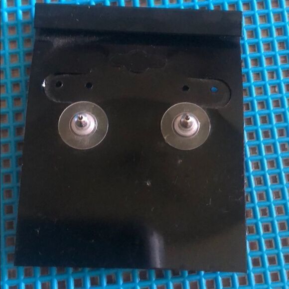 Flower earrings (looks like 4 hearts together) - Picture 3 of 4